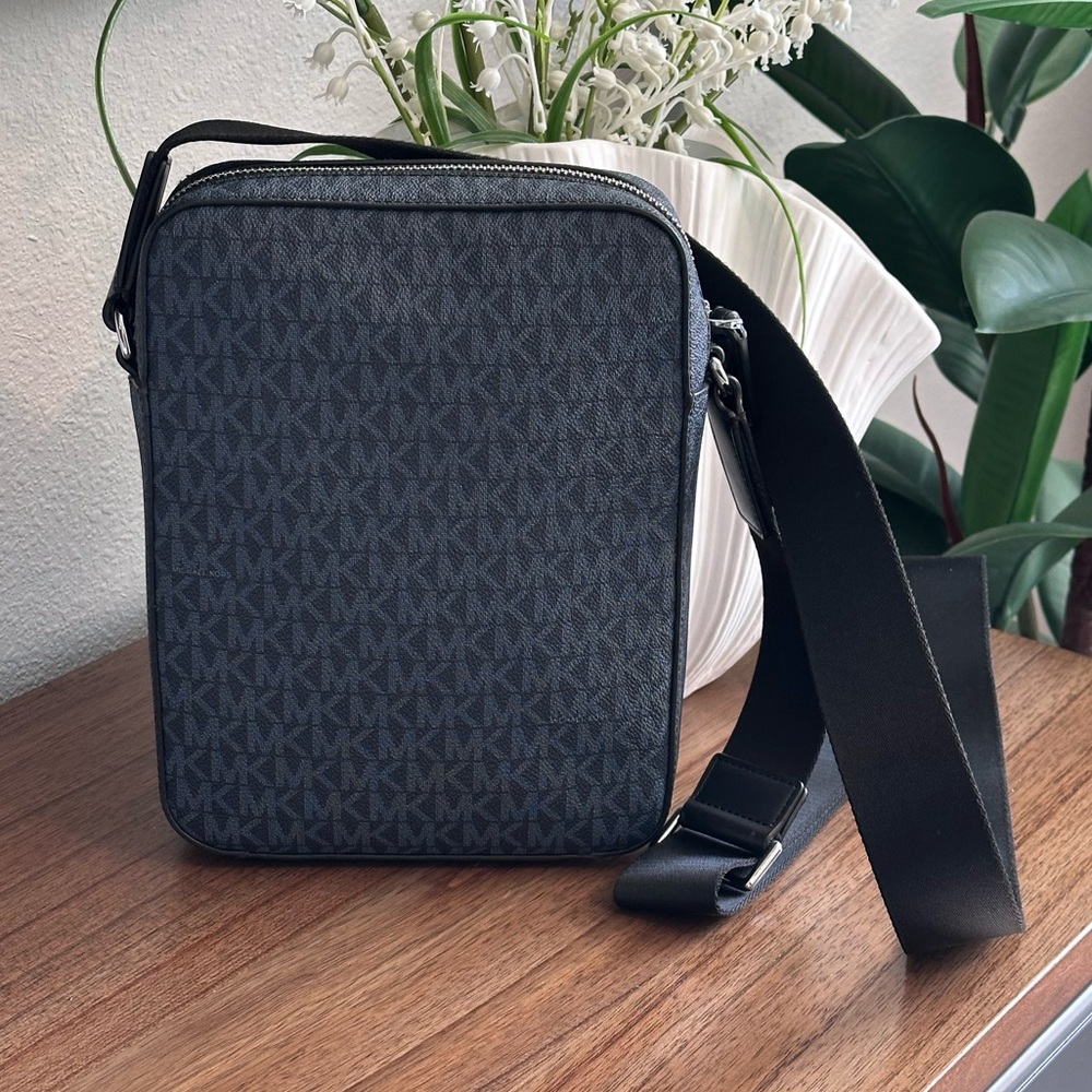 NWOT - Michael Kors Cooper Signature Logo Flight Bag - See Video! - Picture 7 of 13